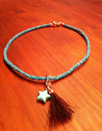 Korte leren ketting met flosje paardenhaar